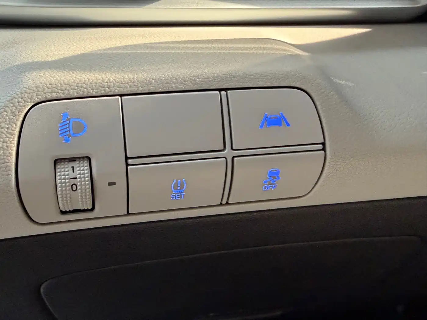 Hyundai Elantra 2022 1.5L CVT LUX Premium Edition фото 10
