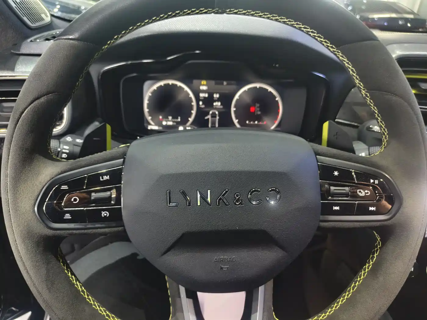 Lynk & Co 03 2022 03+ 2.0TD Auto Wind Rider Edition фото 6