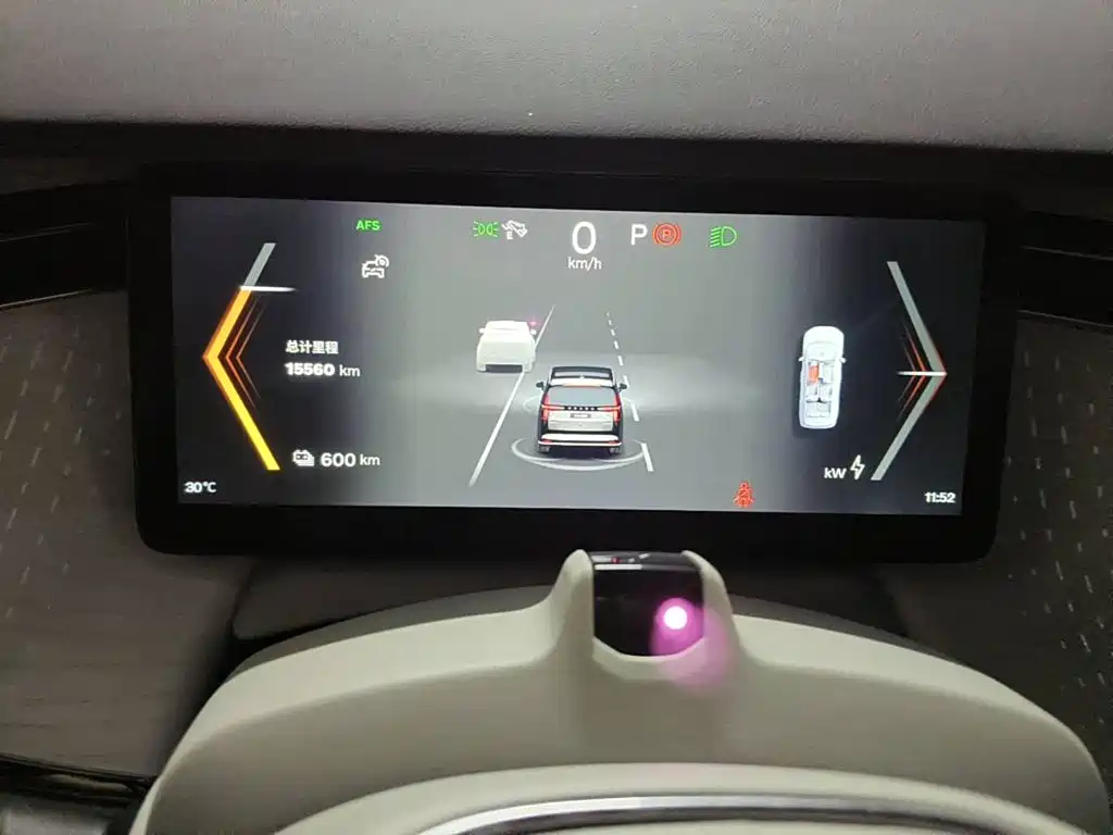 2025 Volvo EM90
