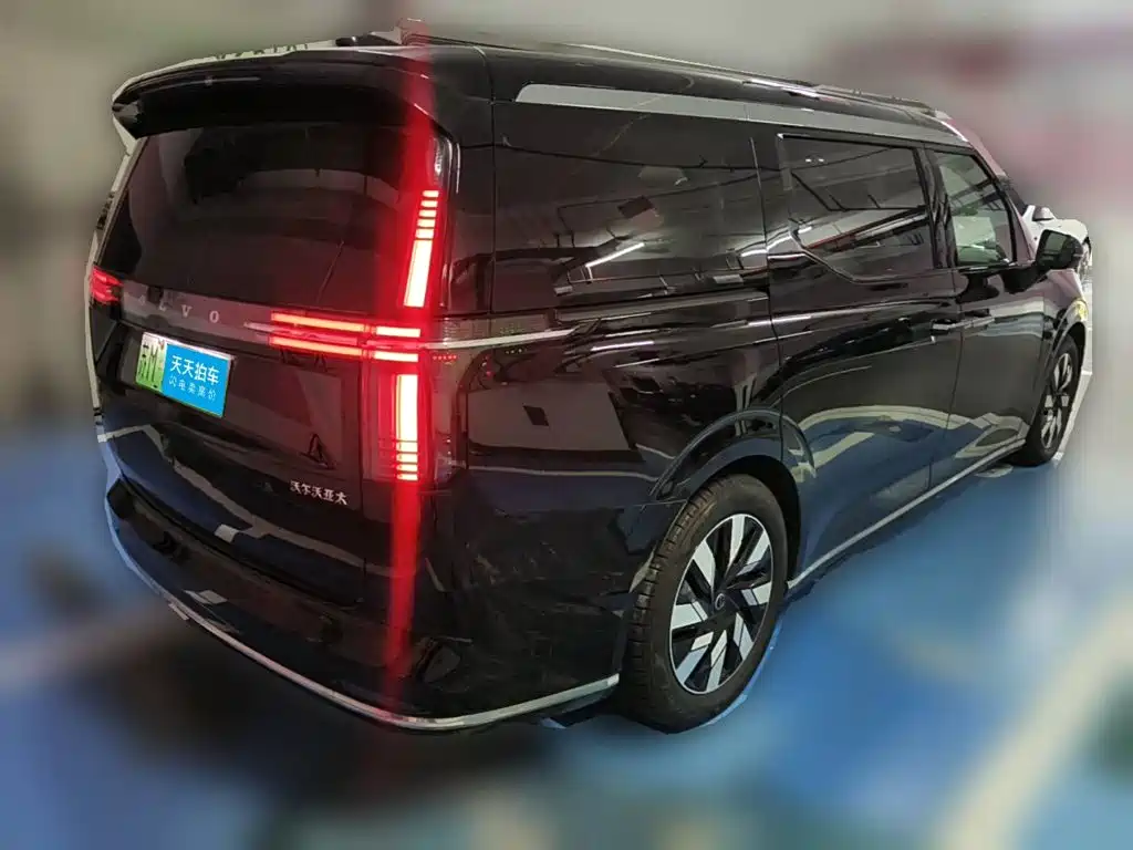 2025 Volvo EM90