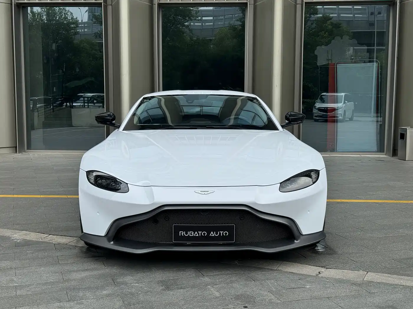 Aston Martin V8 Vantage 2018 4.0T V8 Coupe фото 3