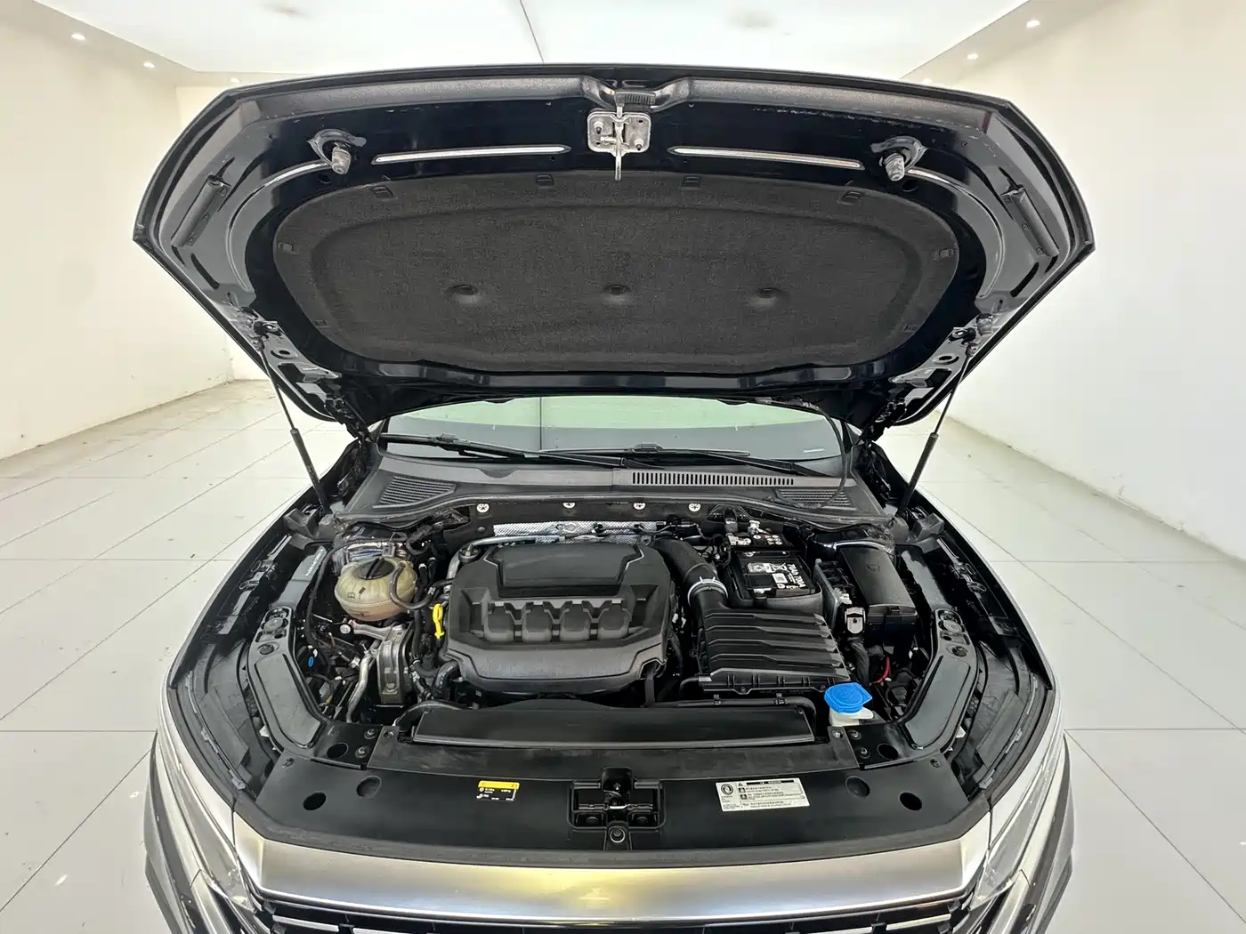 Volkswagen Passat 2024 380TSI Luxury фото 8