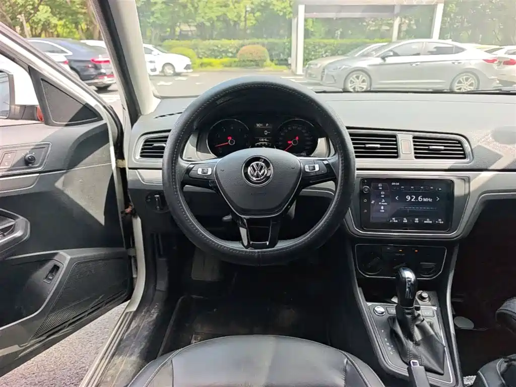 Volkswagen Lavida 2017 1.6L Automatic Comfort Edition фото 17