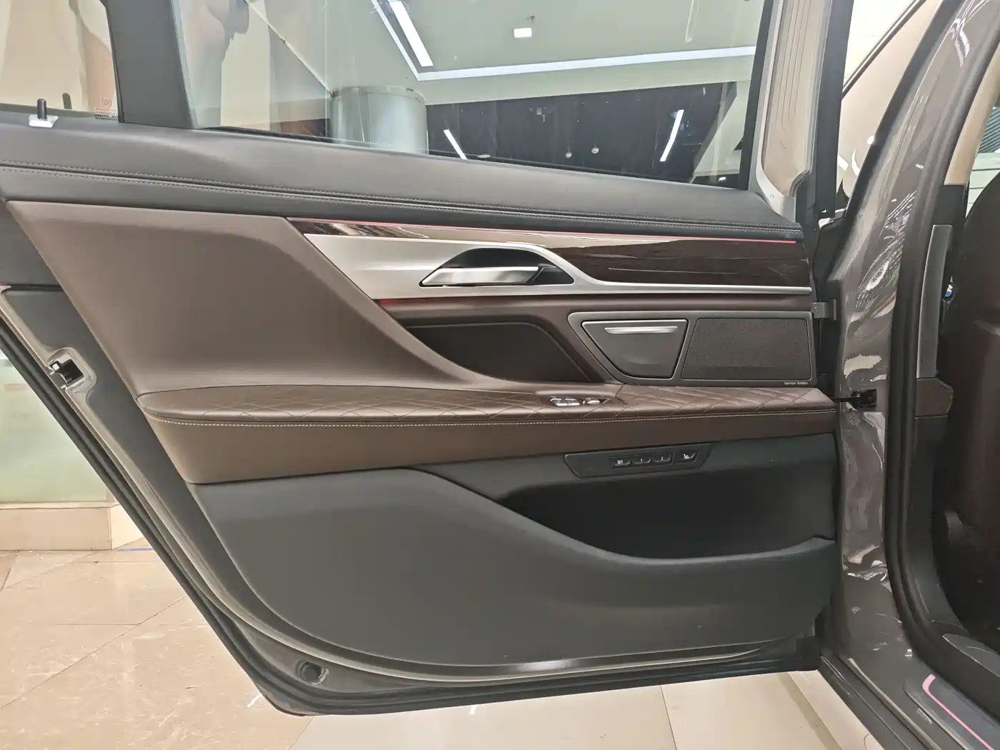 BMW 7 Series 2019 740Li Premium Luxury Package фото 10
