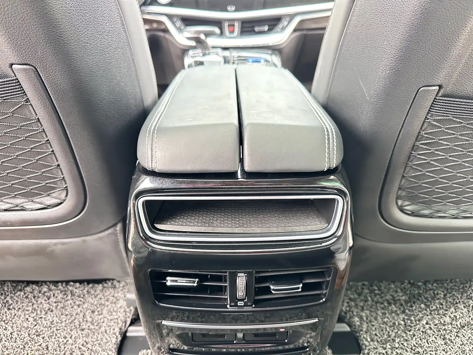 Фото 12 - Geely Borui PHEV