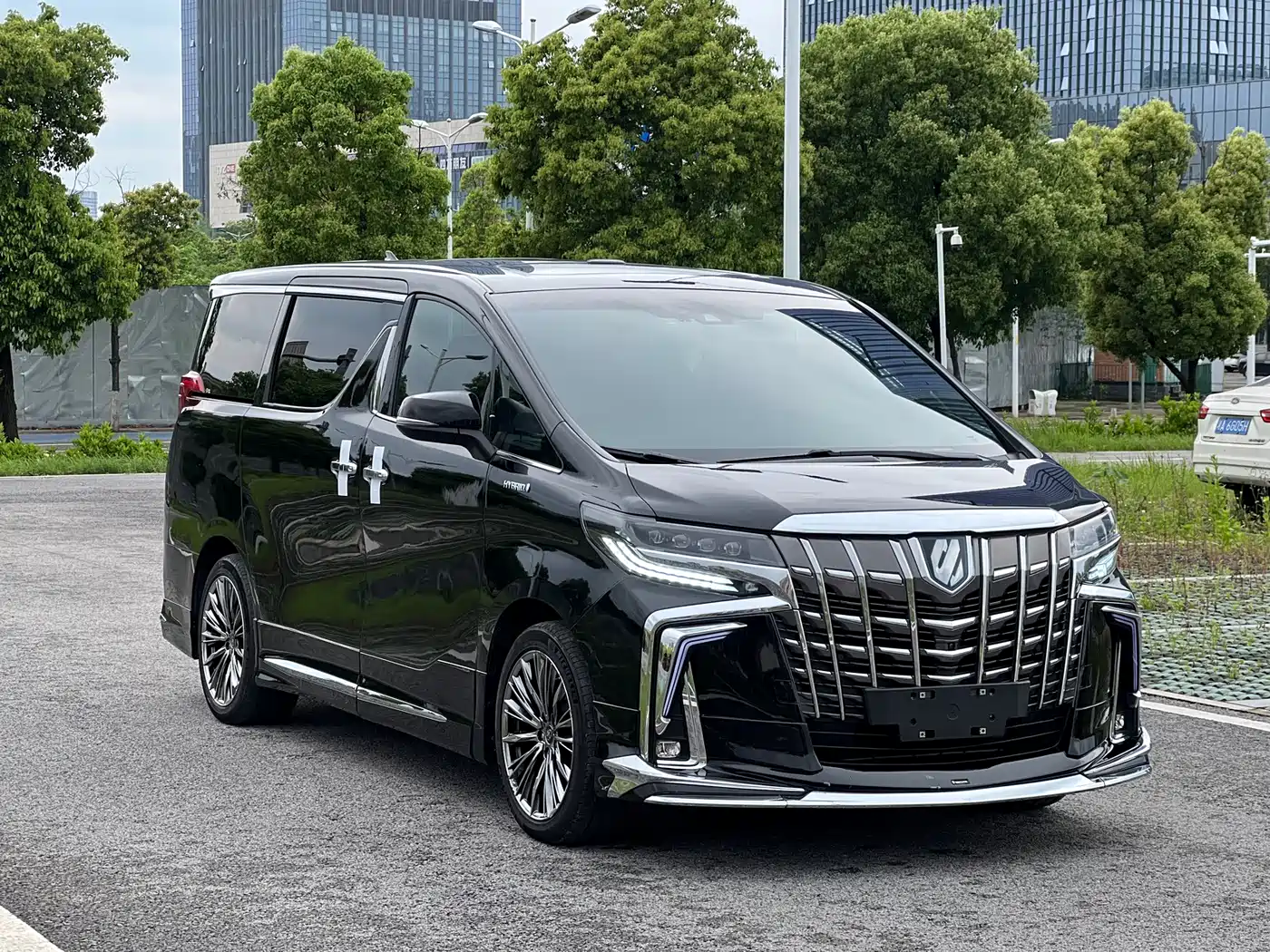Toyota Alphard 2021 Hybrid 2.5L Premium фото 2