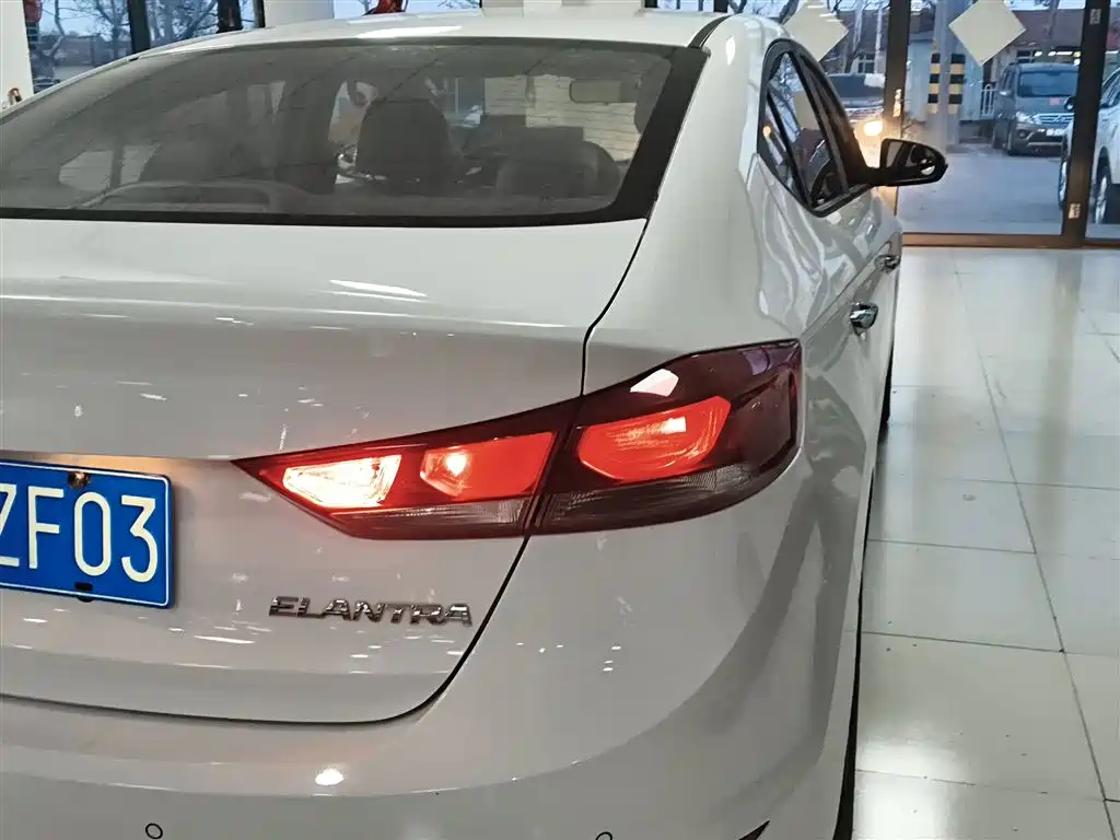 Hyundai Elantra 2016 1.6L Manual Smart & Vibrant Model фото 24