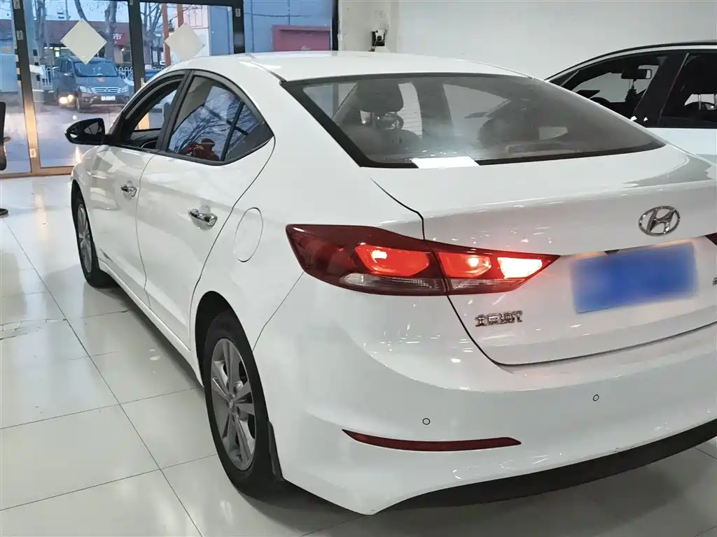 Hyundai Elantra 2016 1.6L Manual Smart & Vibrant Model фото 23