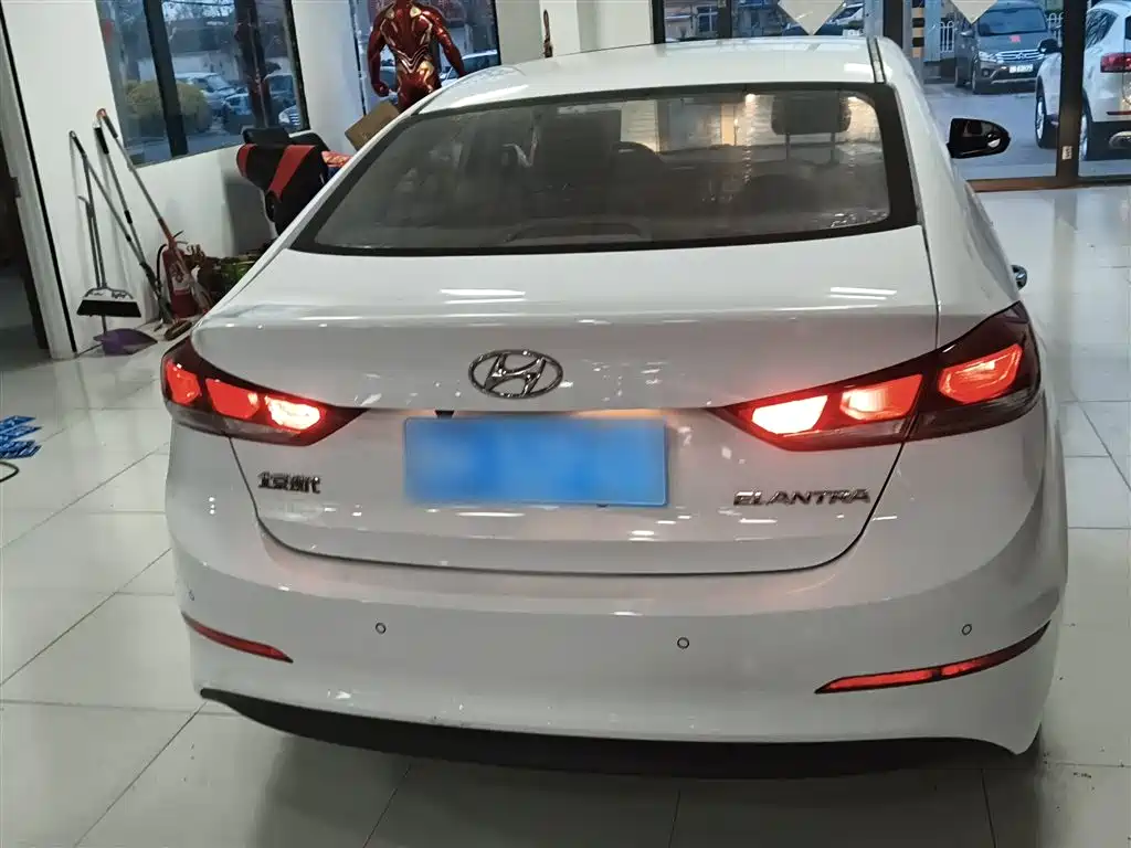 Hyundai Elantra 2016 1.6L Manual Smart & Vibrant Model фото 4