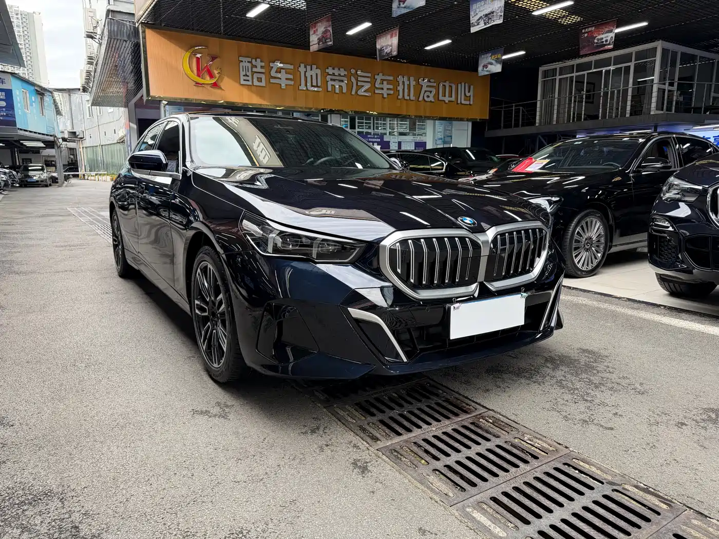 BMW 5 Series 2025 530Li Leading M Sport Package фото 3