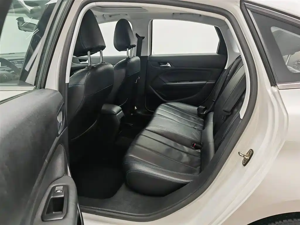 Peugeot 308 2018 1.6L Auto Luxury Edition фото 15