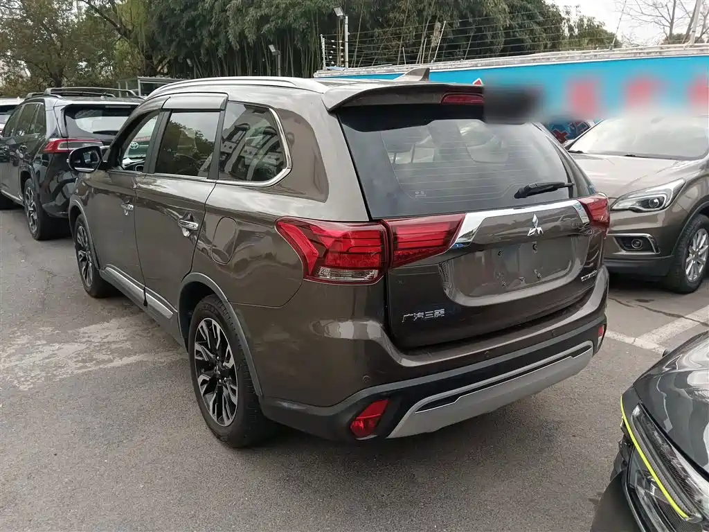 MITSUBISHI OUTLANDER