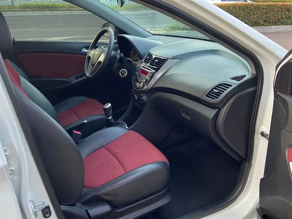 Hyundai Reina 2014 1.4L Manual GLX фото 6