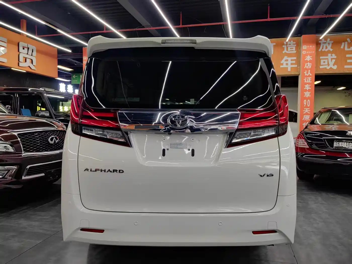 Toyota Alphard 2018 3.5L Luxury фото 17
