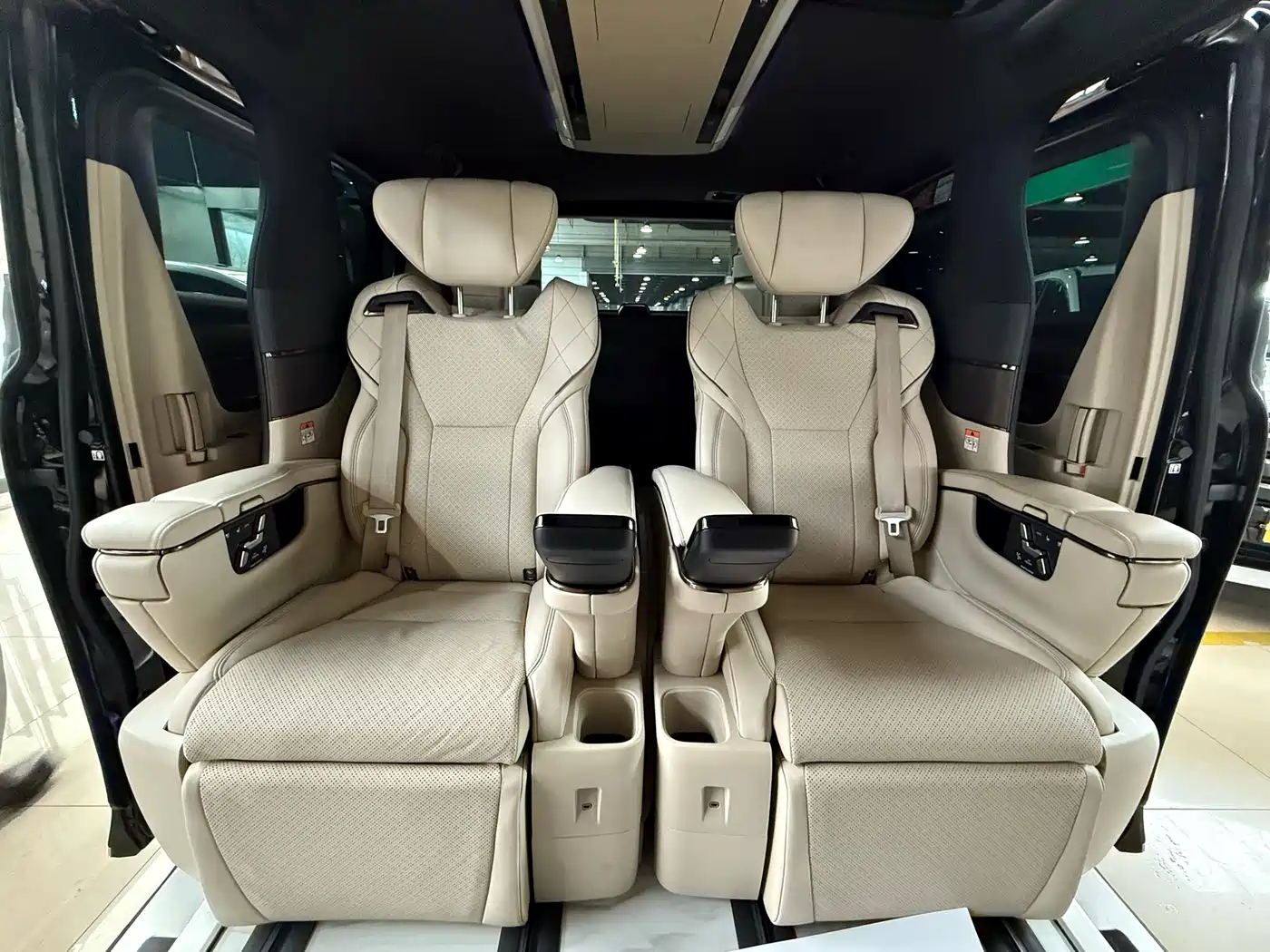 Toyota Vellfire 2024 Crown Hybrid 2.5L Executive Premium Edition фото 20