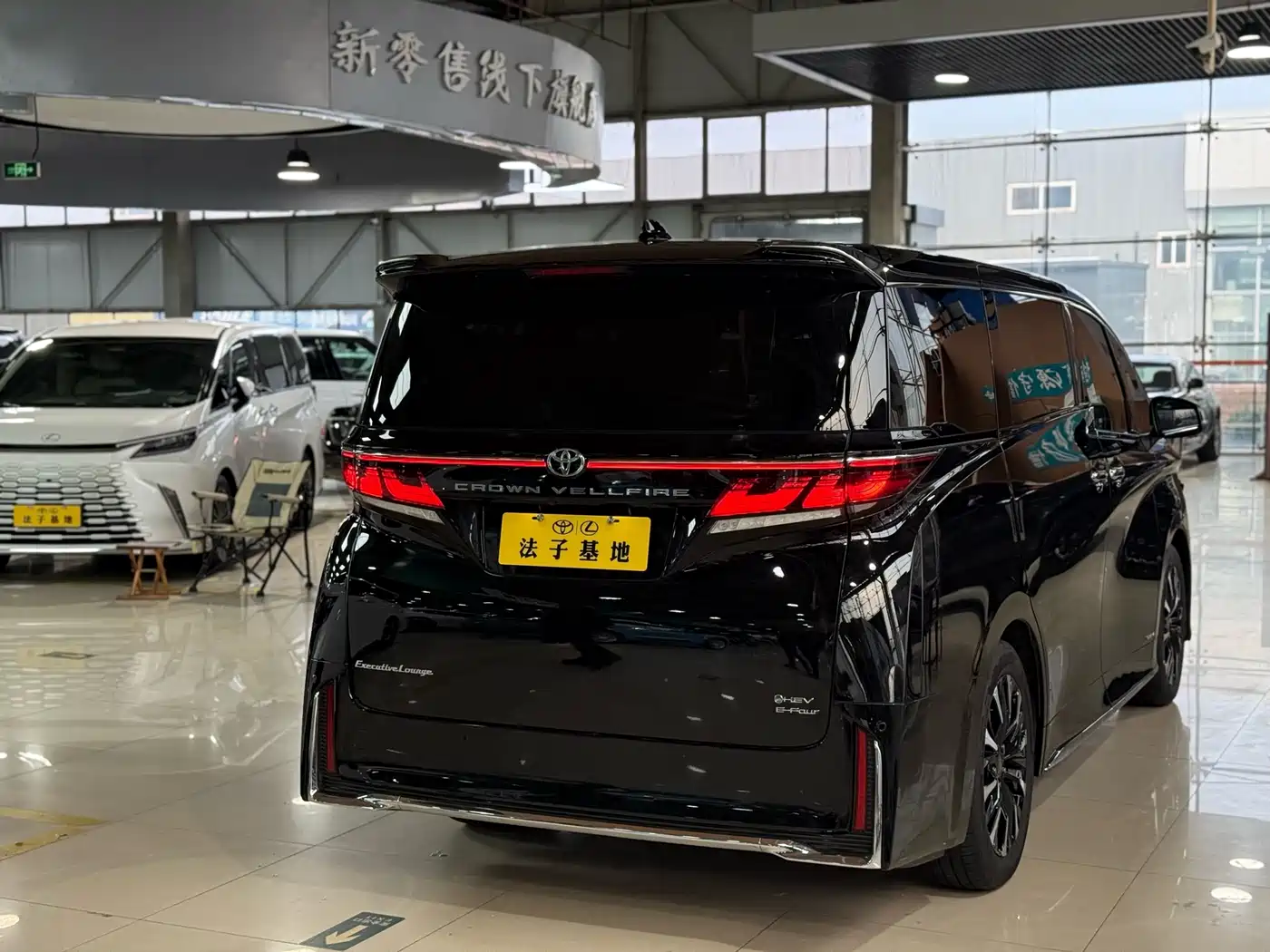 Toyota Vellfire 2024 Crown Hybrid 2.5L Executive Premium Edition фото 23