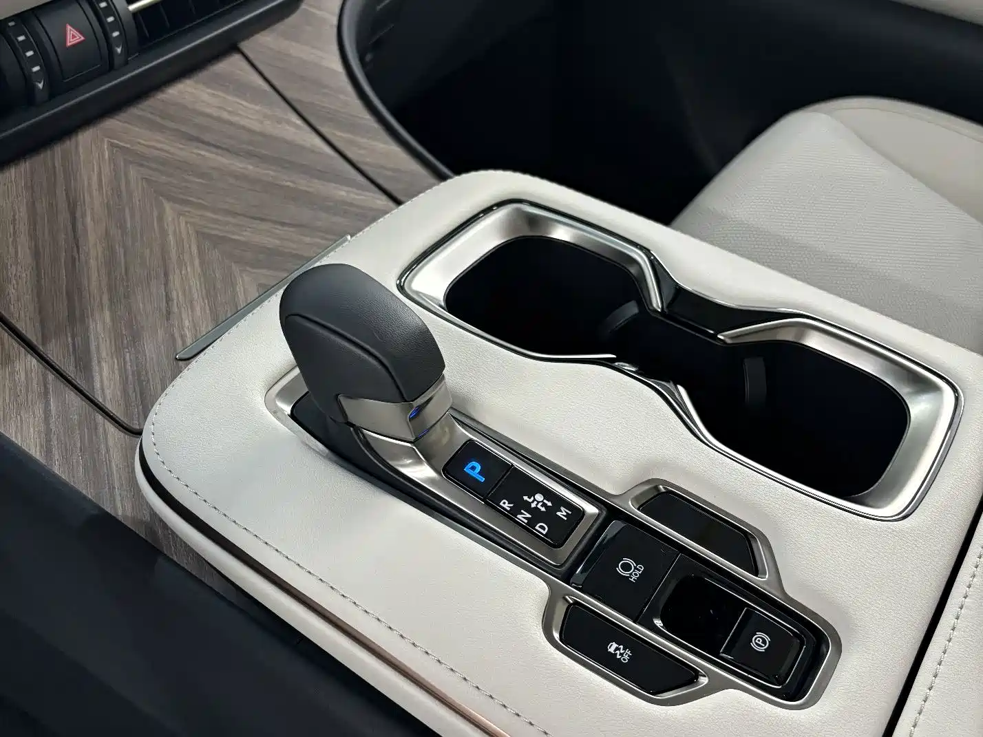 Фото 10 - Lexus LM