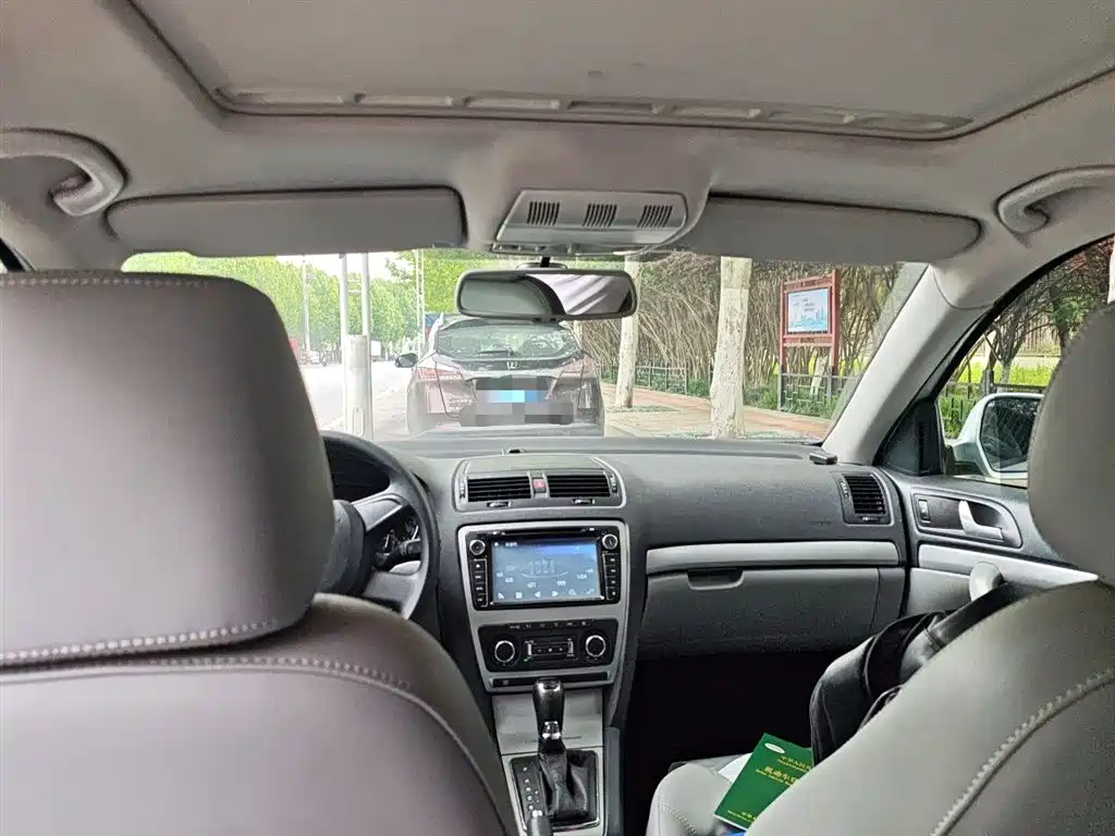 Škoda Octavia 2014 1.6L Auto Yijun Edition фото 9