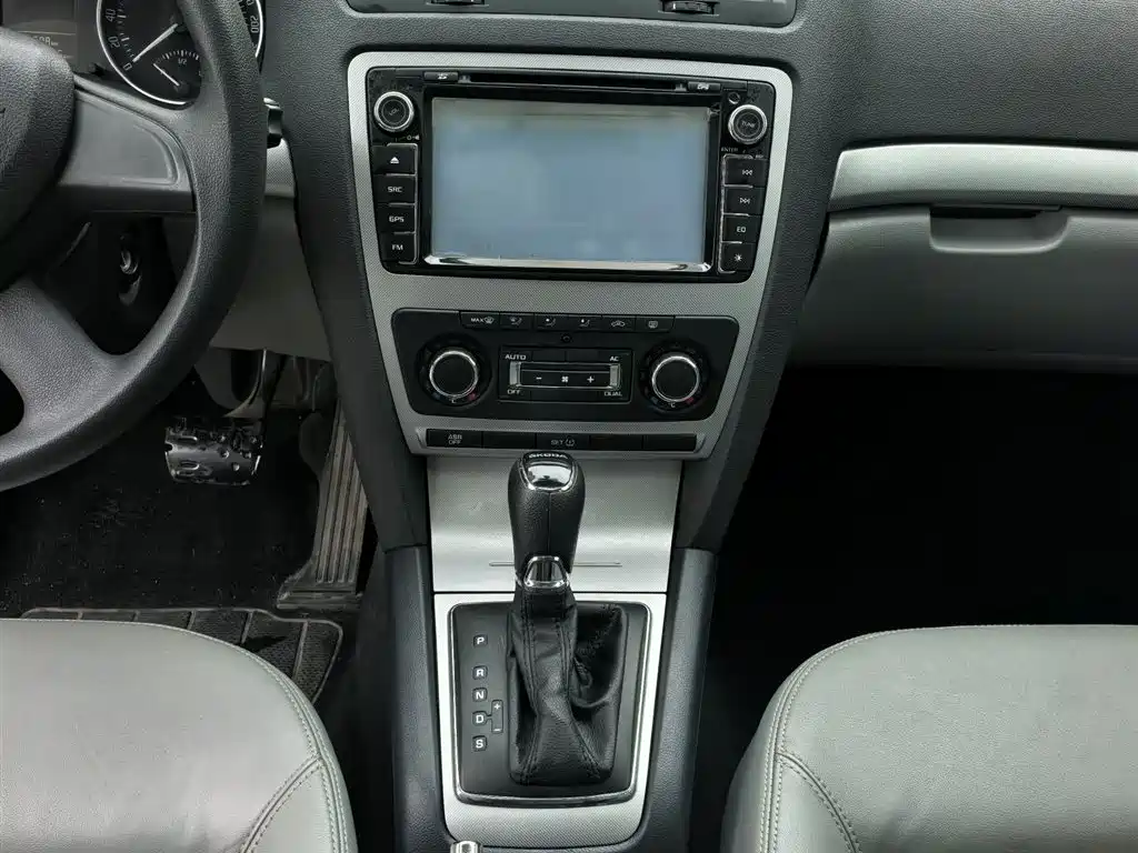 Škoda Octavia 2014 1.6L Auto Yijun Edition фото 14