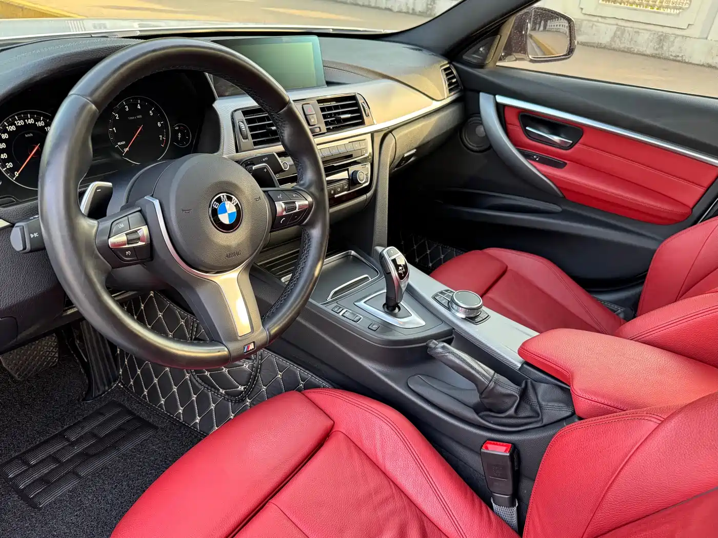 BMW 3 Series 2019 320i M Sport Black Night Edition фото 5