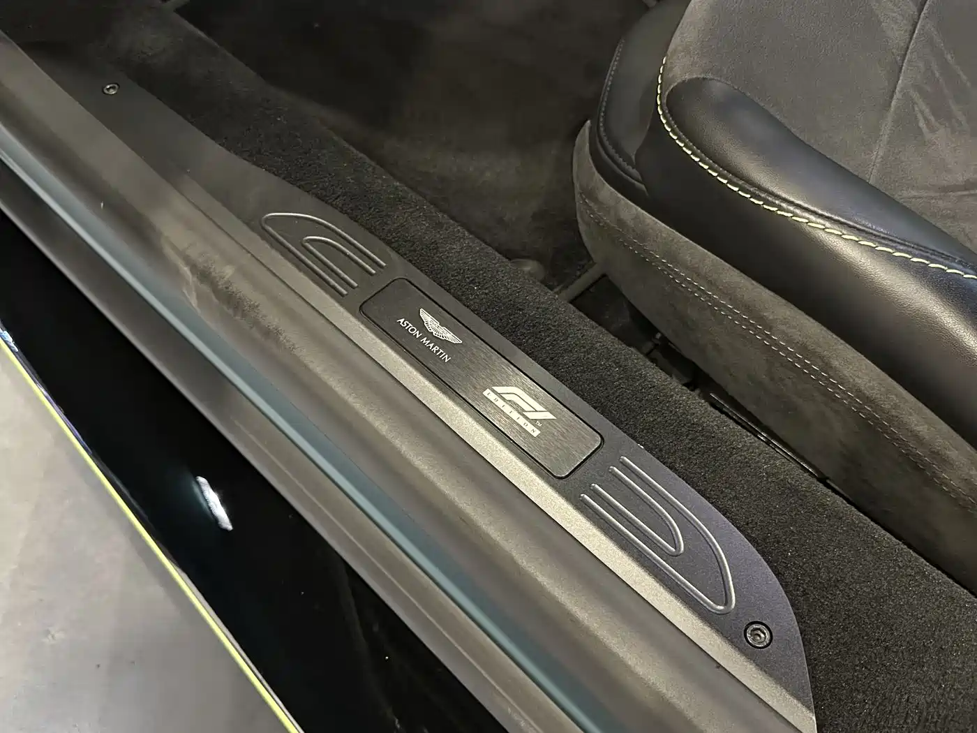 ASTON MARTIN V8 VANTAGE