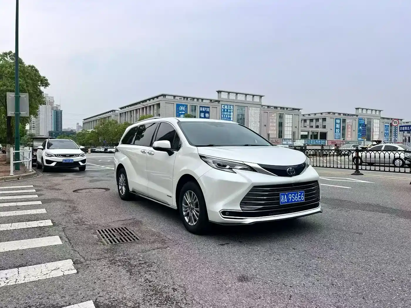 Фото 3 - Toyota Sienna