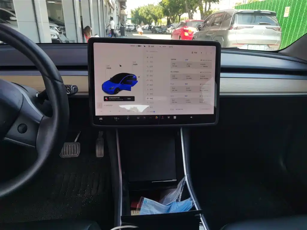 TESLA MODEL 3