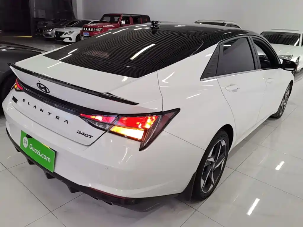 Фото 7 - Hyundai Elantra