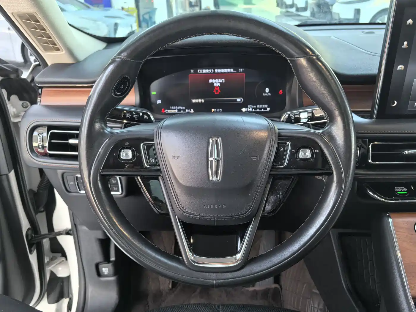 Photo 8 - Lincoln Aviator