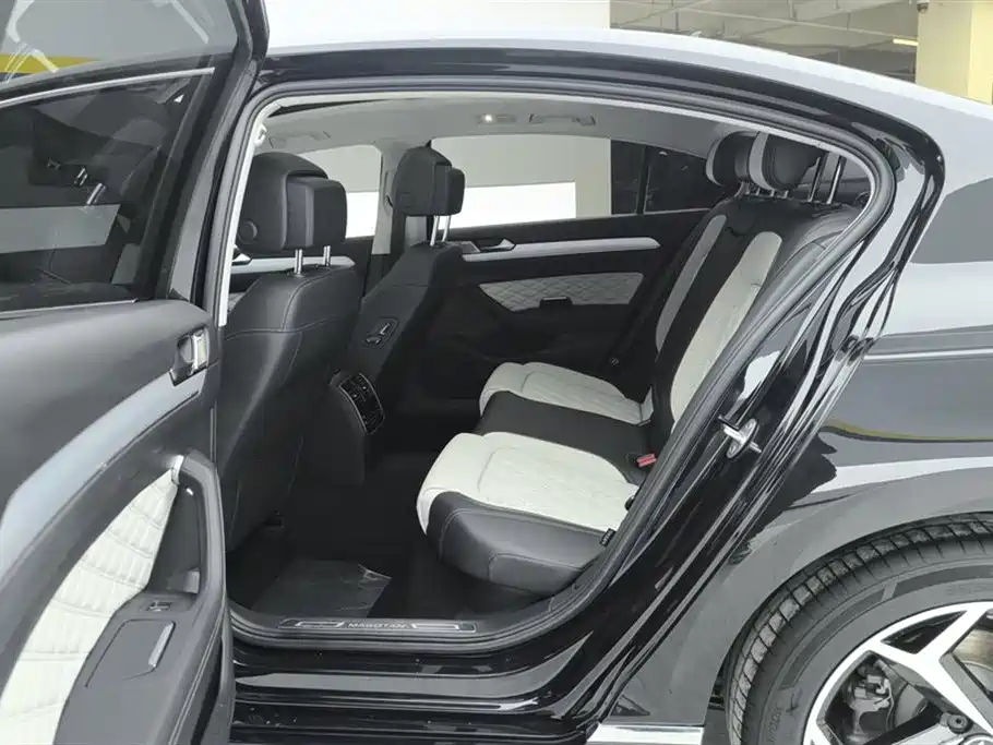 Volkswagen Magotan 2023 Model 2 Million Commemorative Edition 330TSI DSG Luxury фото 11