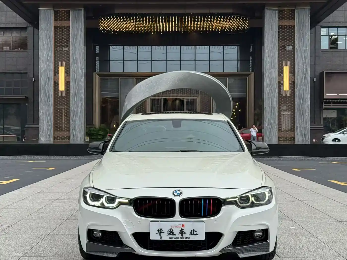 BMW 3 Series 2018 320i M Sport Black Night Edition фото 2