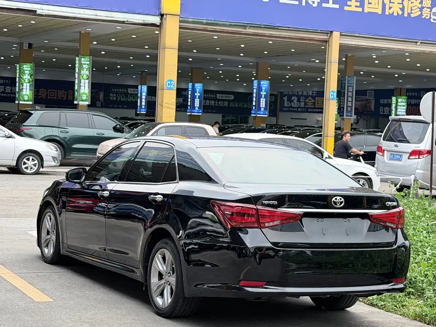 Фото 13 - Toyota Crown