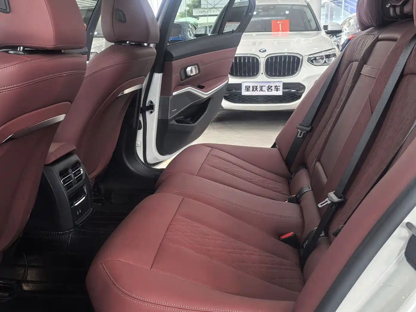 BMW 3 Series 2025 330Li M Sport Night Edition фото 11