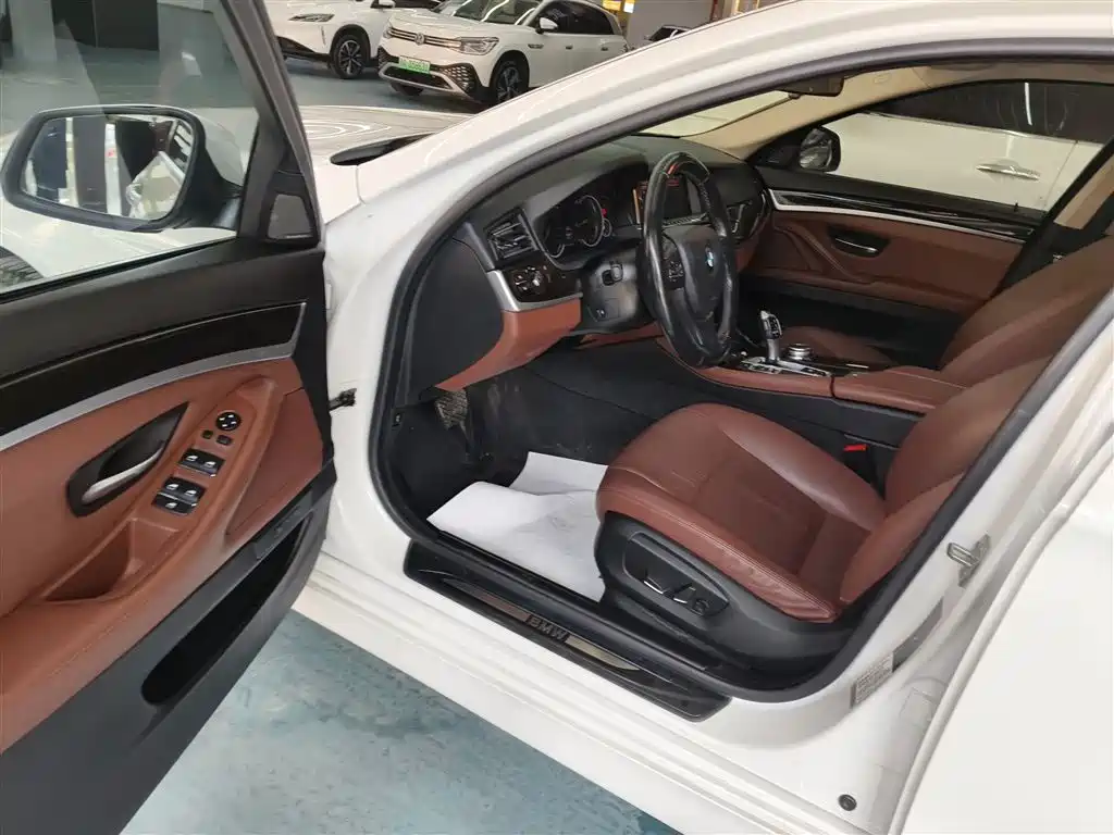 BMW 5 Series 2017 528Li Leading Edition фото 12