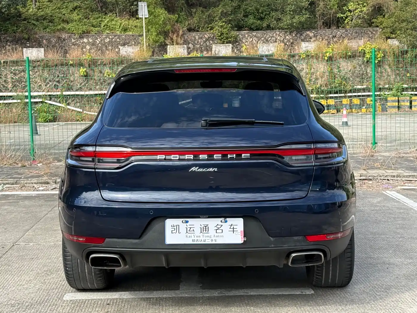 PORSCHE MACAN