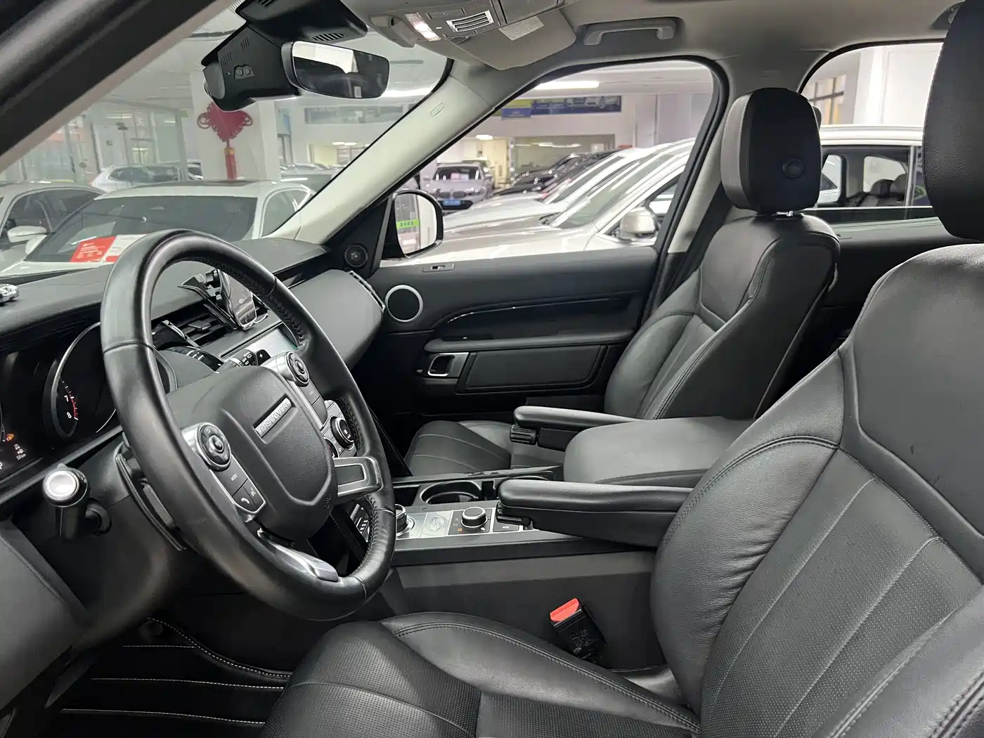 Land Rover Discovery 2018 2.0T SE фото 9