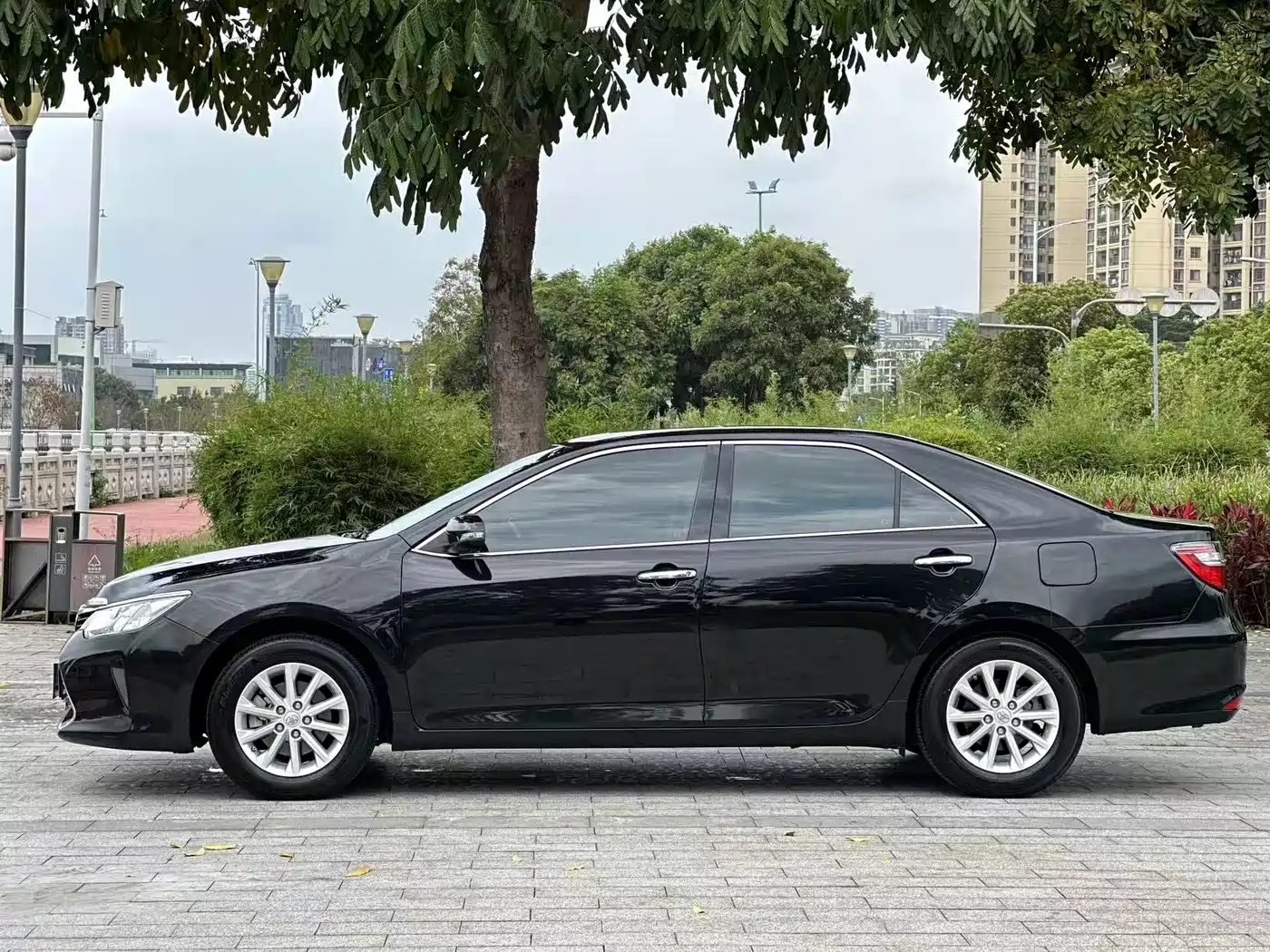 Toyota Camry 2016 2.0G 10th Anniversary Leading Edition фото 14