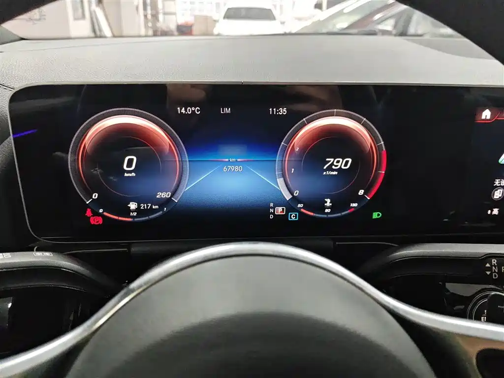 MERCEDES-BENZ GLA