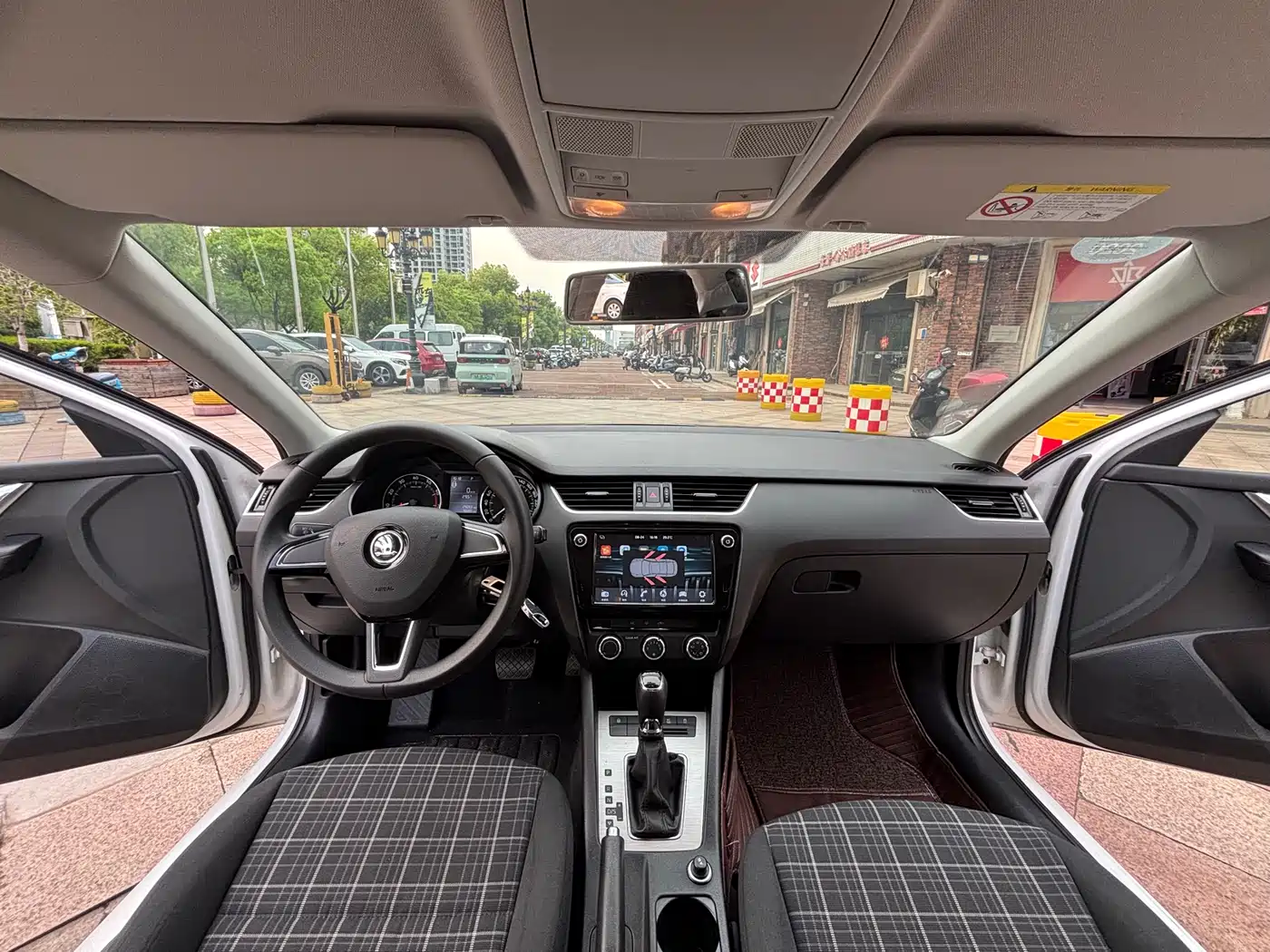 Škoda Octavia 2018 1.6L Automatic Comfort фото 7