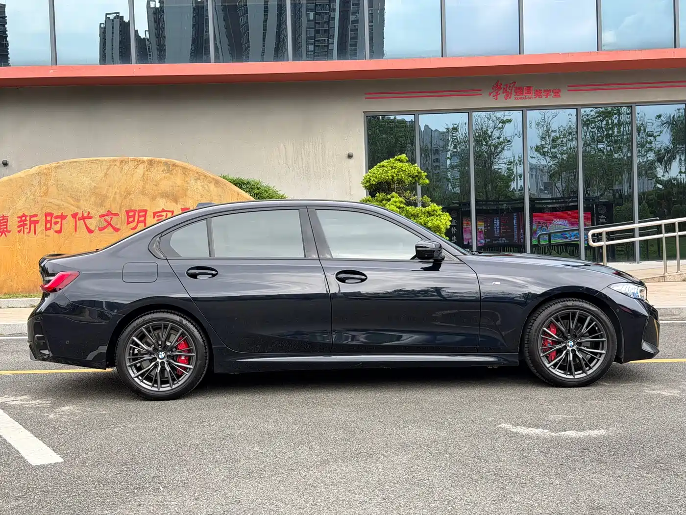 BMW 3 Series 2024 330Li M Sport Shadowline Package фото 5