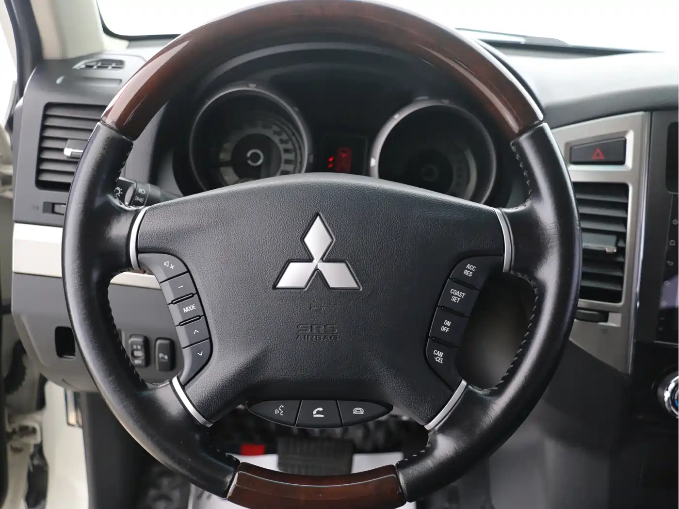 Mitsubishi Pajero (Import) 2020 3.0L Automatic Luxury Off-Road Edition фото 8