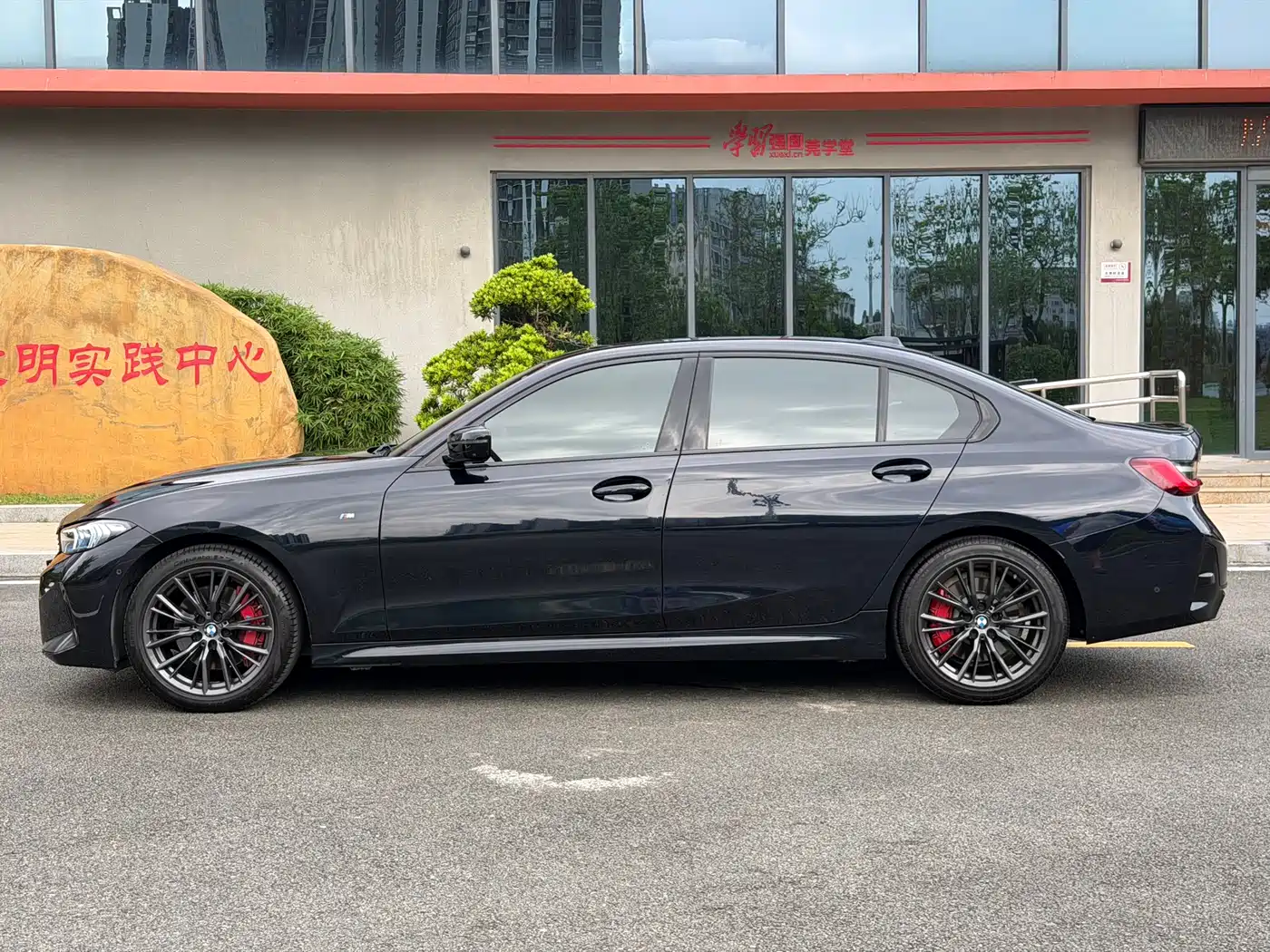 BMW 3 Series 2024 330Li M Sport Shadowline Package фото 6