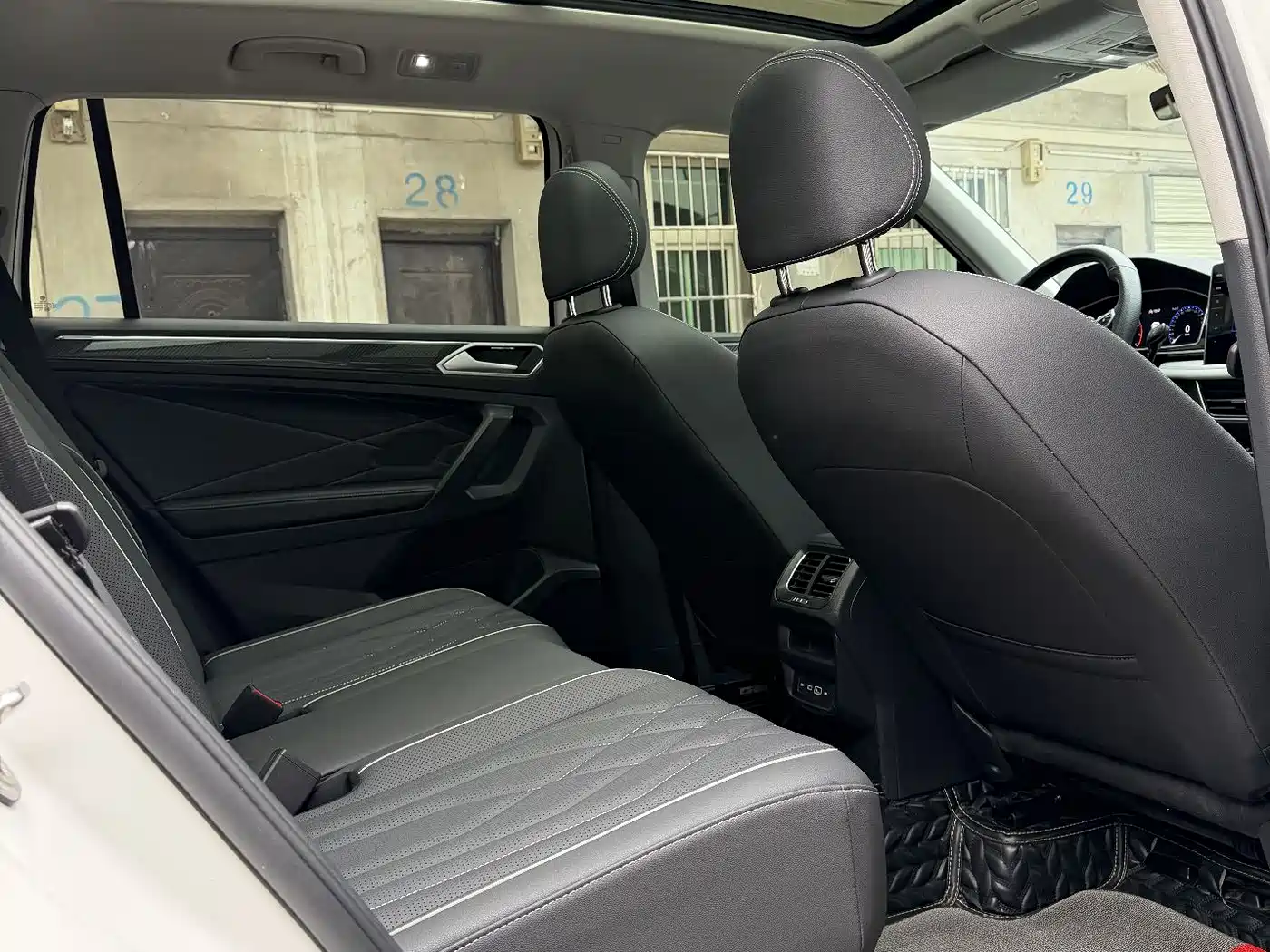 Volkswagen Tiguan L 2022 330TSI Auto 2WD R-Line Premium Edition фото 10