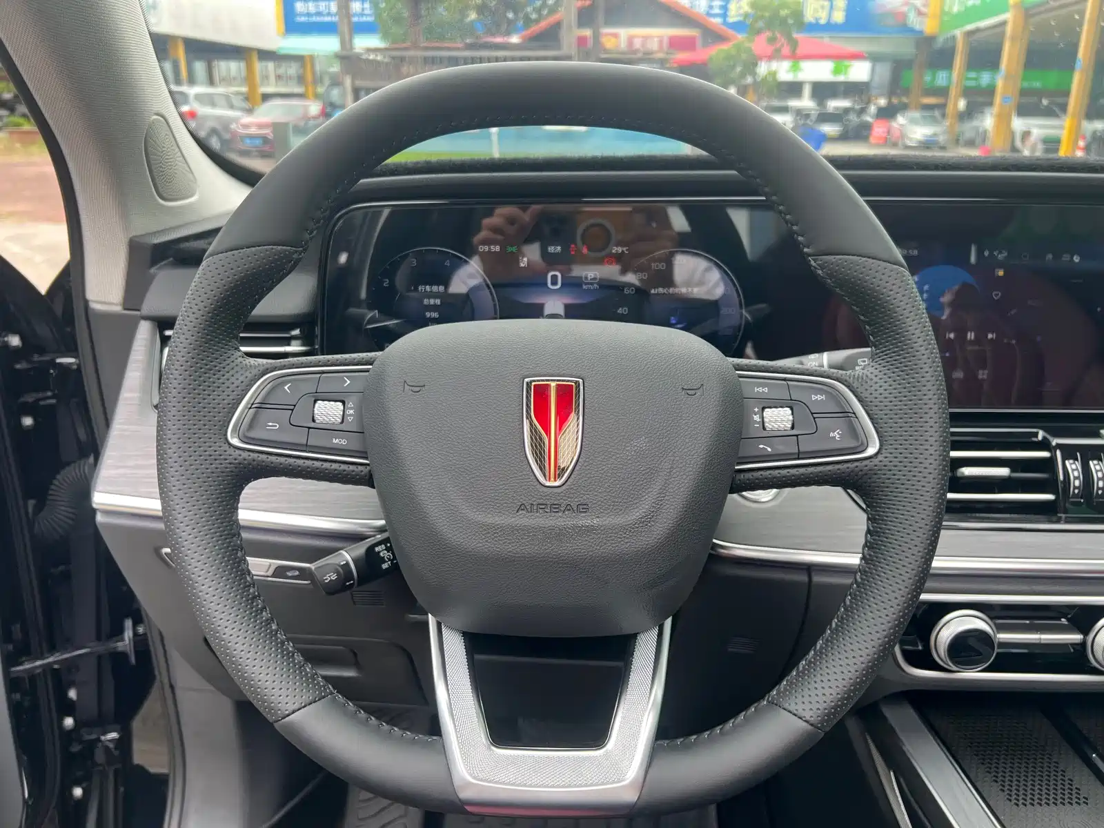 Фото 16 - Hongqi HS5