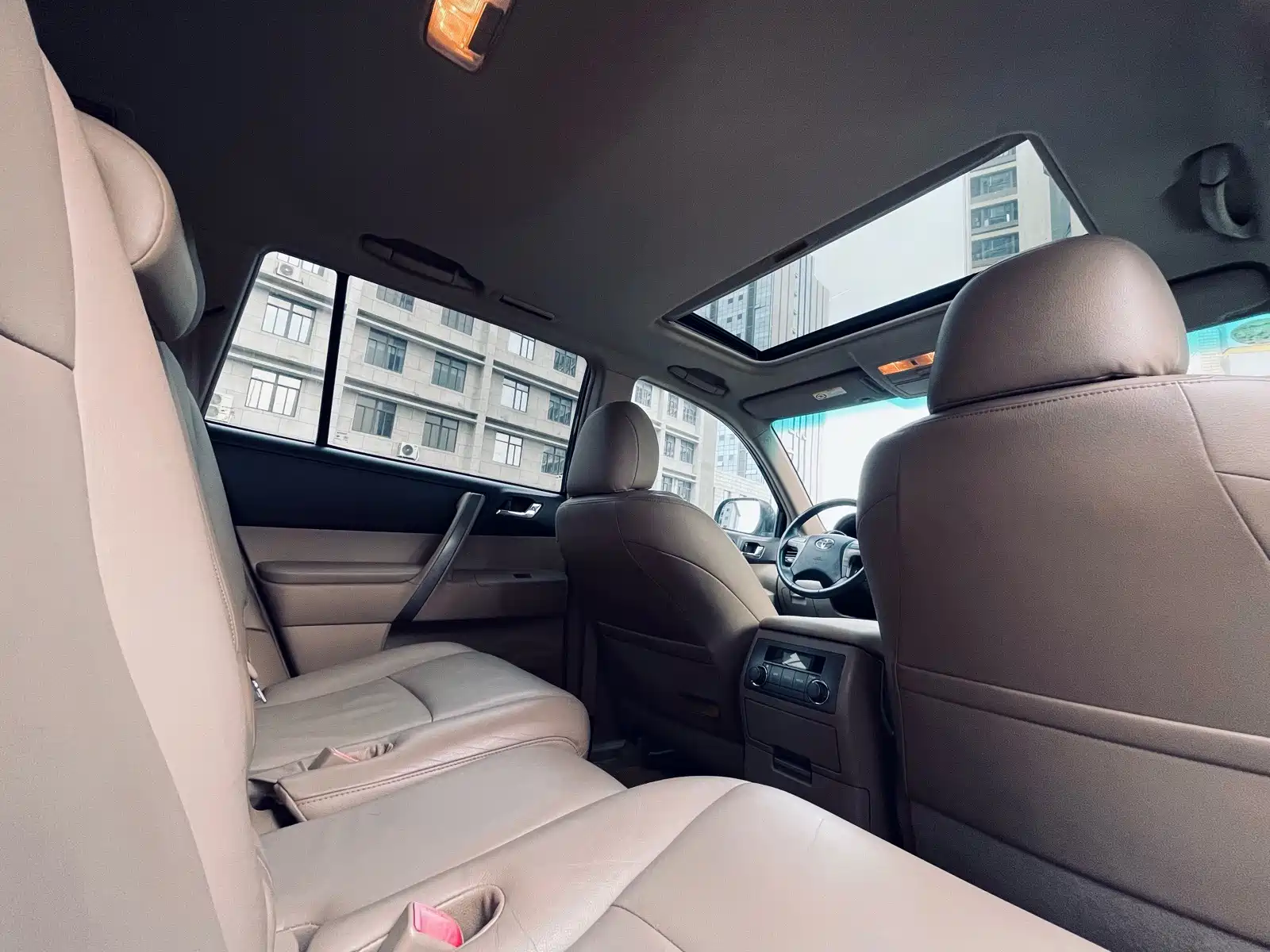 Photo 9 - Toyota Highlander