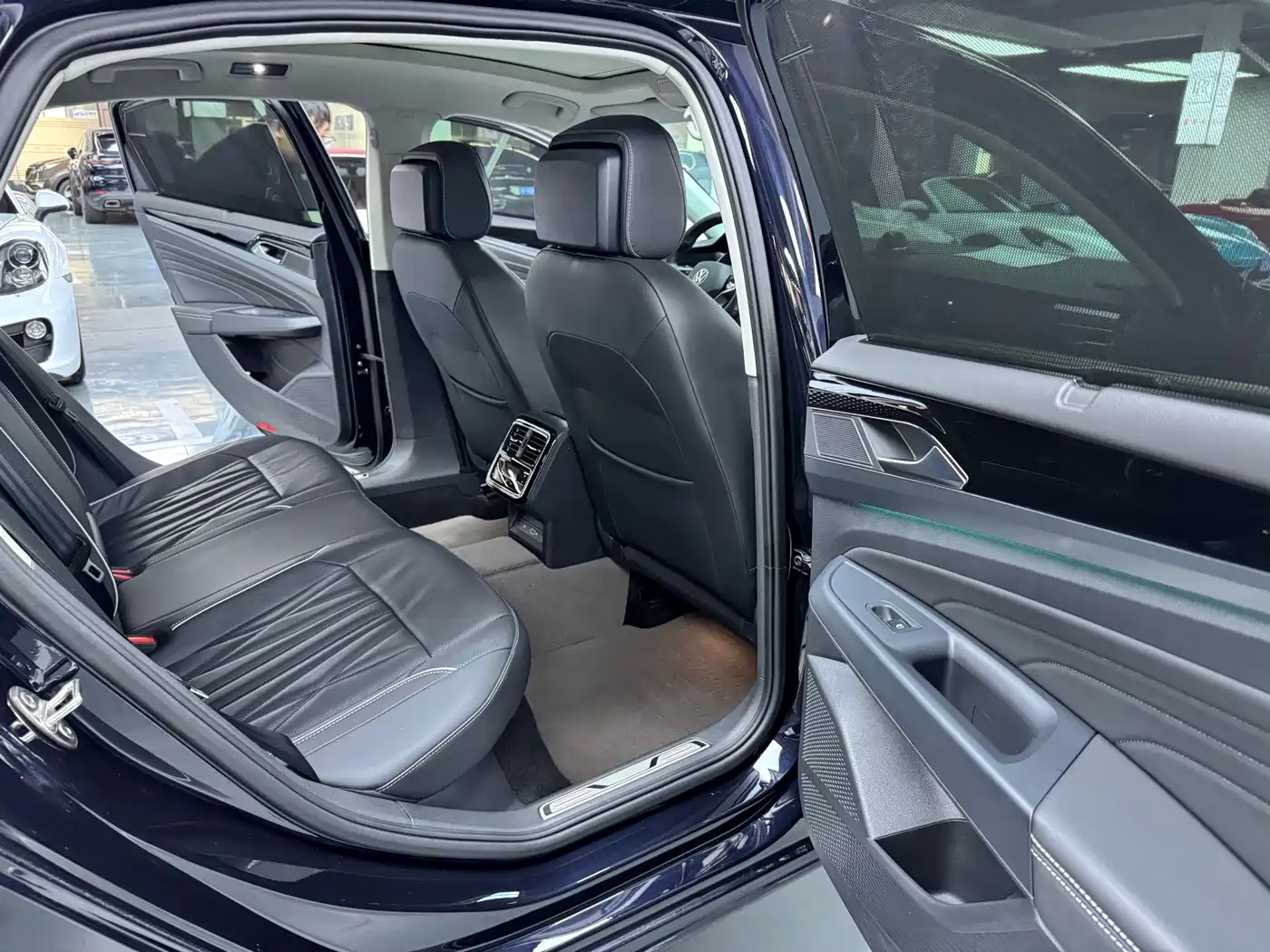 Volkswagen Passat 2023 380TSI Luxury Edition фото 15