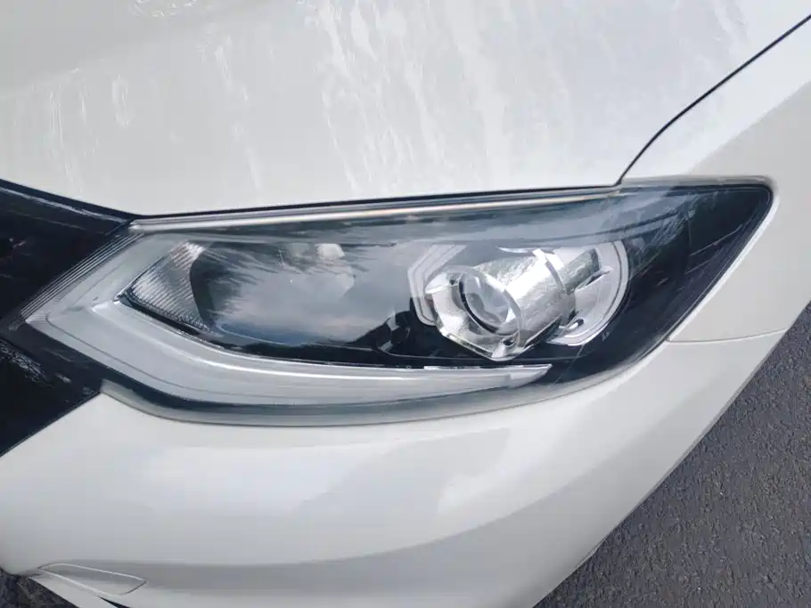 Photo 5 - Nissan Tiida