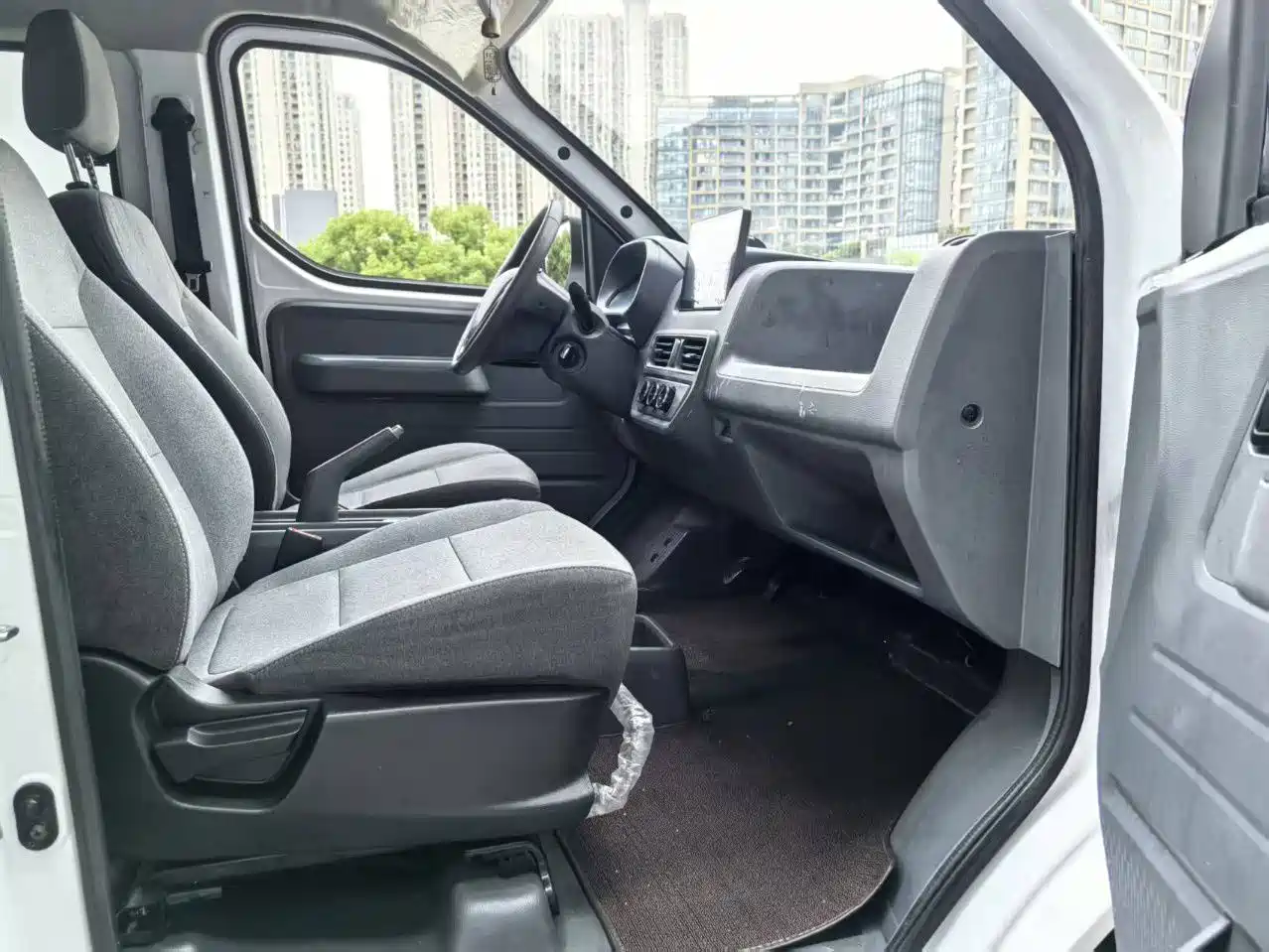 Wuling Motors Wuling Yangguang 2024 2024 300KM Comfort Bus Version 75kW