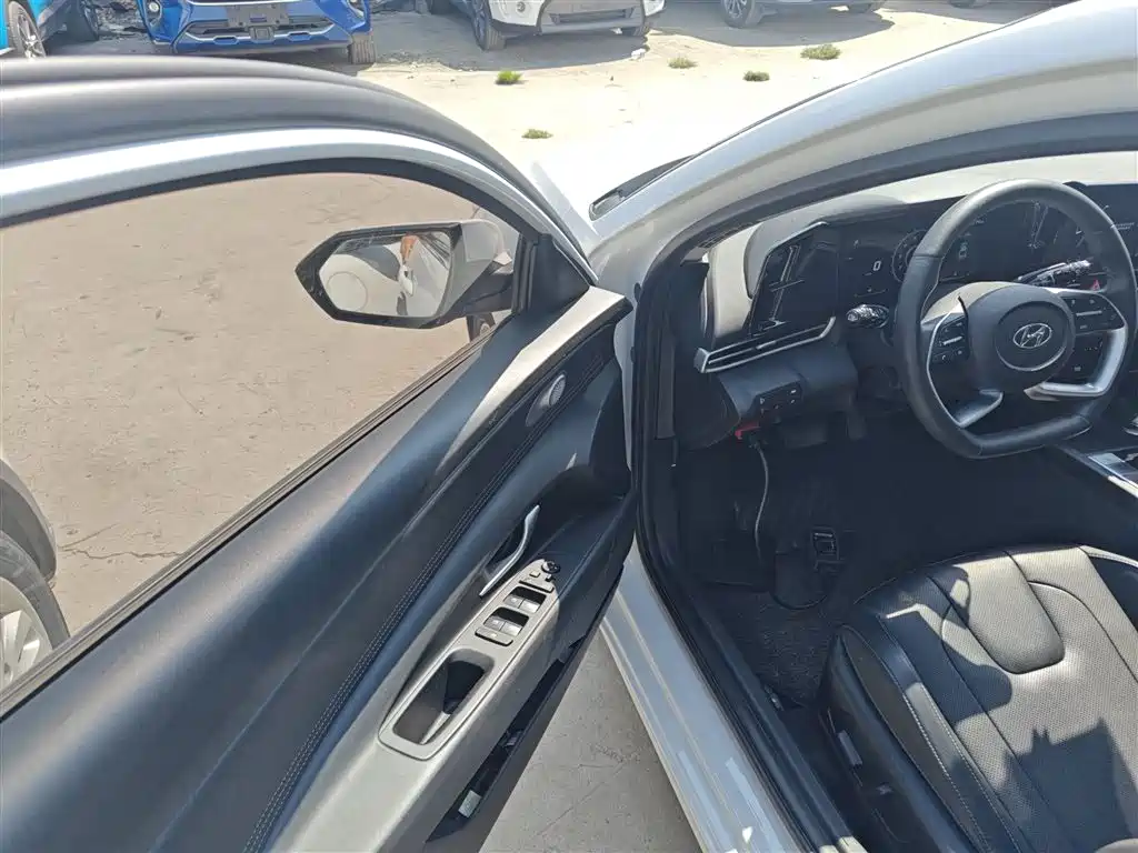 Hyundai Elantra 2022 1.5L CVT LUX Premium Edition фото 12