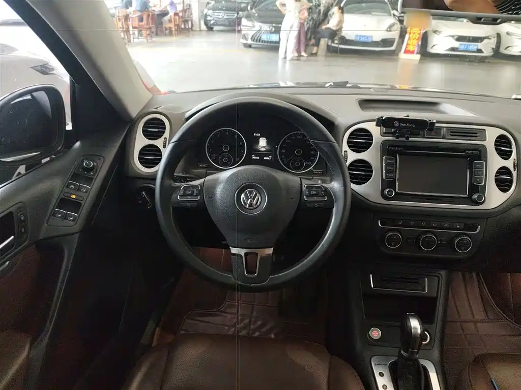 Volkswagen Tiguan 2015 2.0TSI Automatic 4WD Luxury фото 11